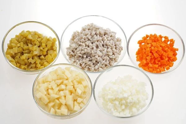 Очищенные овощи нарезать небольшим кубиком. Перловку замочить на ночь в холодной воде. Затем поменять воду и проварить крупу до мягкости.