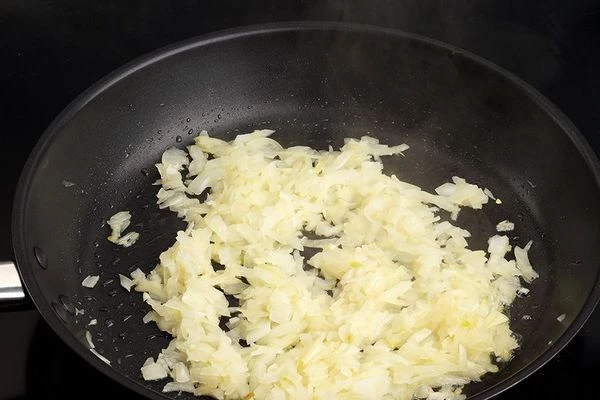 Лук обжарить на разогретой с растительным маслом сковороде до золотистого цвета.