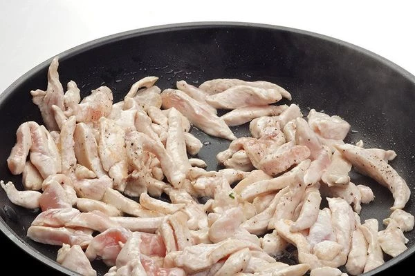 Обжарить филе на разогретой с растительным маслом сковороде до румяной корочки, посолить, поперчить по вкусу.