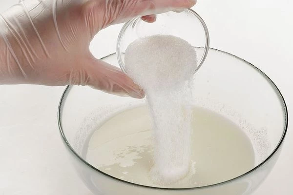 Приготовить заливное тесто: смешать в глубокой чашке кефир, сахар, соль. Затем добавить растопленное сливочное масло.