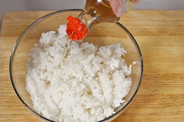 Приготовить рис по нашему рецепту. Заправить готовым рисовым уксусом.