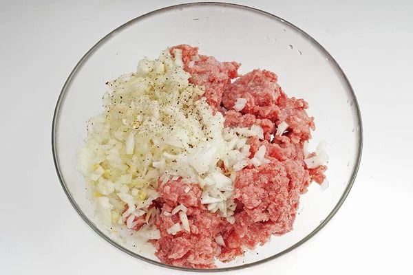 Смешать с мелко нарезанным репчатым луком, посолить, поперчить, хорошо перемешать.