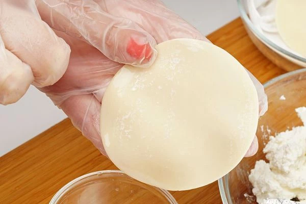 Кружок теста слегка смочить по краям водой.