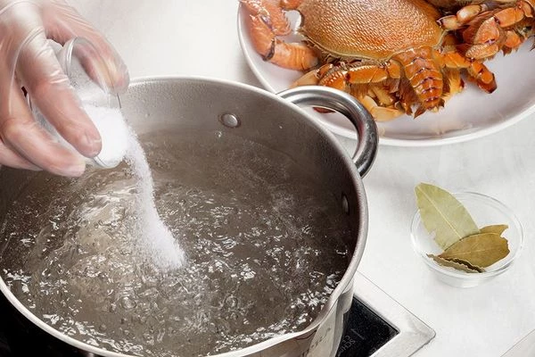 В большой кастрюле довести воду до кипения, добавить соль.