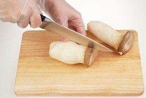 Разрезать грибы на пополам