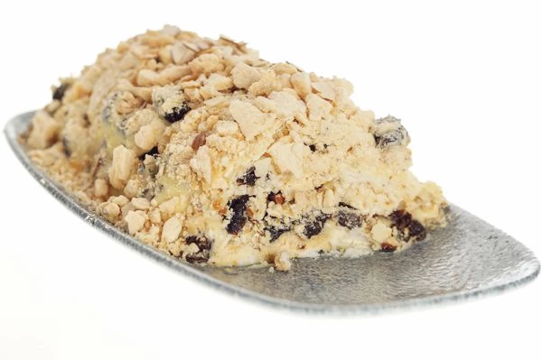 Собирать торт: первый слой безе,  второй слой крем, третий слой орехи и сухофрукты, так чередовать слои, пока безе не закончится. Остатки безе покрошить мелко и посыпать торт.