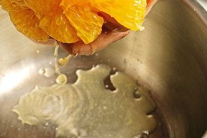 В кастрюльку выжать сок апельсина и лимона