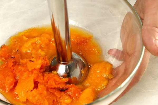 Готовую тыкву измельчить блендером до состояния однородного пюре.