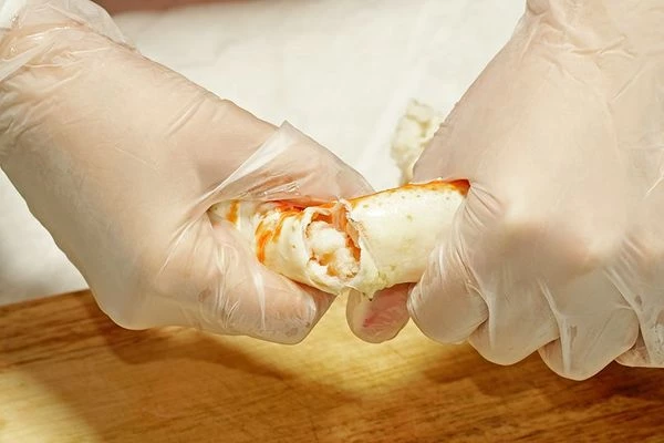 Надеть перчатки, отделить фаланги одну от другой.