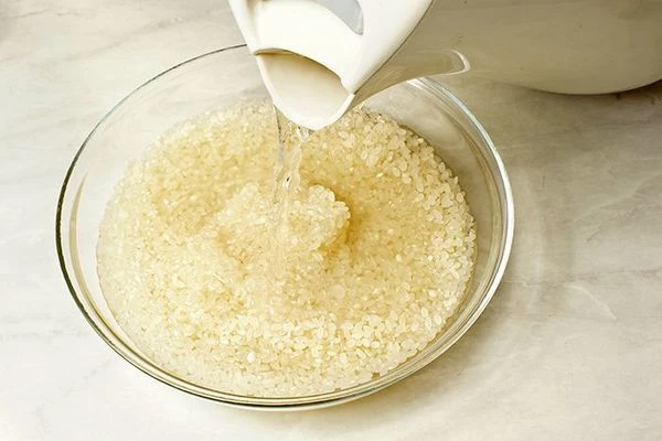 Рис залить горячей водой, оставить на 15 минут, промыть.