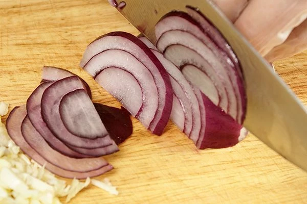 Лук нарезать тонкой соломкой.