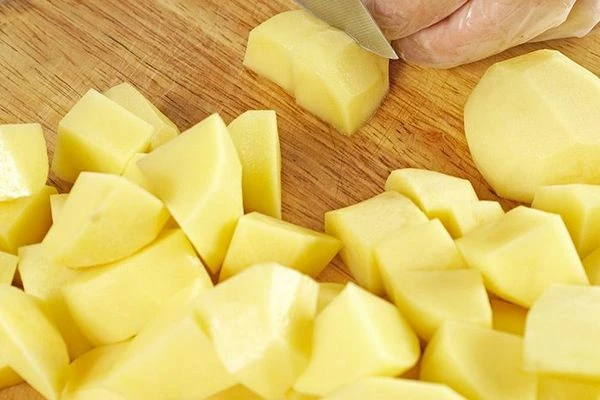 Картофель нарезать крупными кусочками.