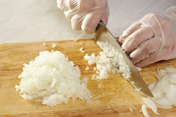 Лук нарезать мелким кубиком.