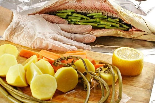 Рыбу посолить, поперчить, сбрызнуть соком лимона. Положить в центр смазанной маслом фольги.  Фасоль немного отварить в кипящей подсоленной воде. Уложить в брюшко омуля.