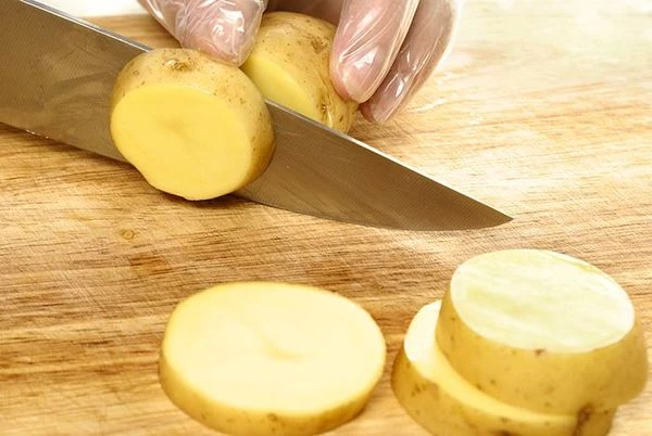 Картофель  промыть, нарезать кругляшами, толщиной 1 см. Обсушить бумажным полотенцем от излишков влаги и крахмала.