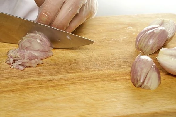 Лук шалот нарезать полукольцами.