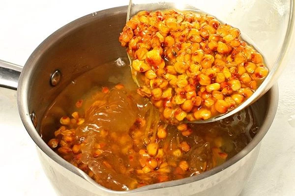 В кастрюлю налить воду, добавить облепиху, довести до кипения.