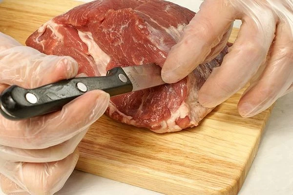 Мясо натереть солью, перцем. Тонким острым ножом сделать проколы на толщину всего куска мяса.