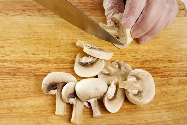 Грибы нарезать пластиками, обсушить бумажным полотенцем.