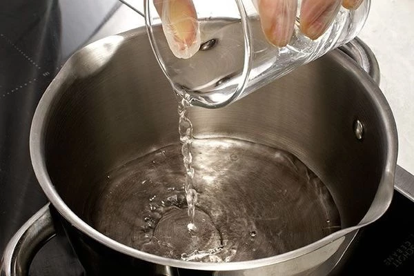  В кастрюлю налить воду, нагреть до 50-60С.