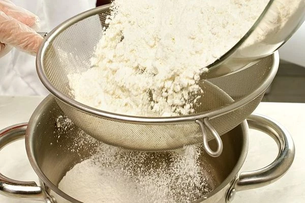 Муку просеять. Сахарную пудру можно приготовить самим, для этого сахар-песок пропустите в кофемолке.