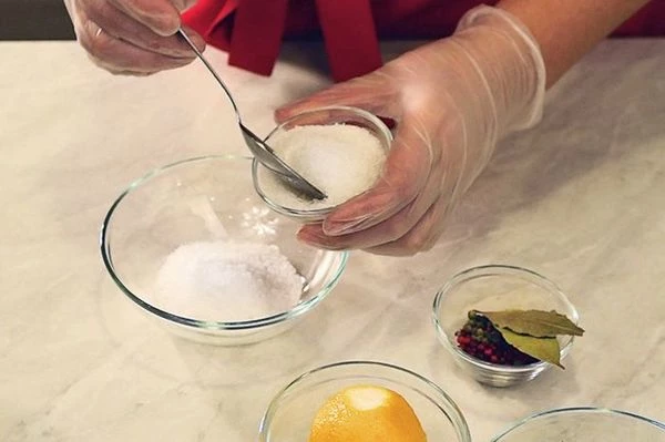 Смешать соль и сахар.