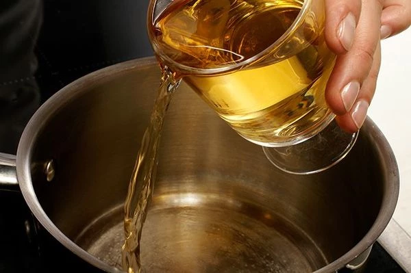 В сотейнике разогреть белое вино.