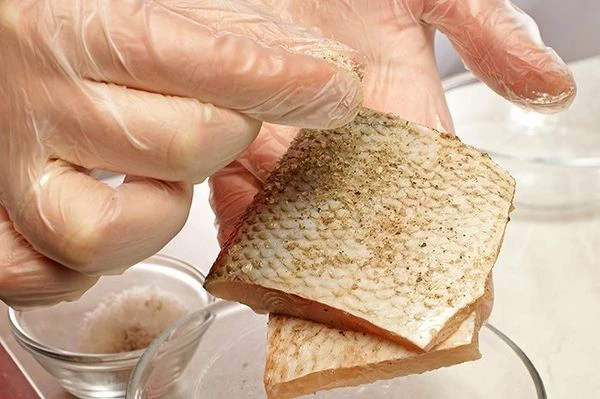 Филе чира посолить, поперчить.