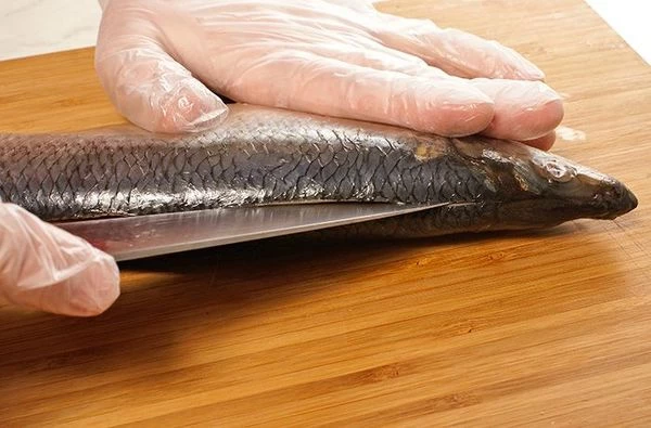Селедку разрезать вдоль спинки по плавнику.