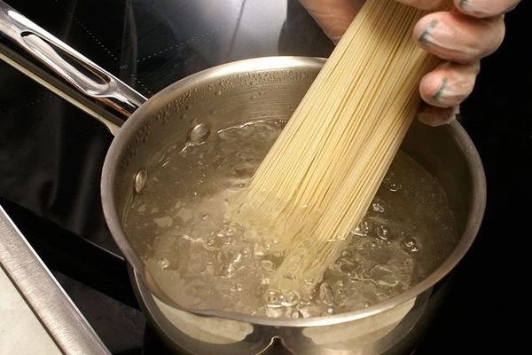 Лапшу отварить в соответствии с инструкцией на упаковке, не солить.