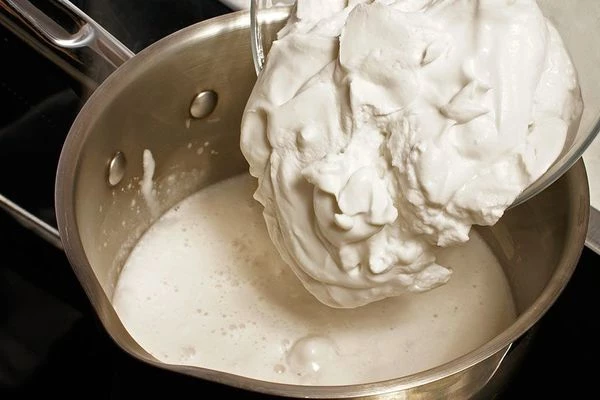 В кастрюлю вылить кокосовые сливки.