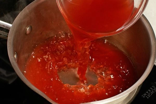 Приготовить желе для украшения: желатин замочить в кипяченой холодной воде на 10-15 минут. В кастрюльку налить ягодный сок, довести до кипения.