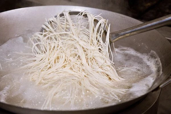 Лапшу отварить согласно инструкции и промыть холодной водой.