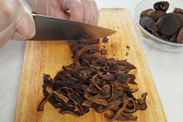 Тушки кукумарии нарезать соломкой.