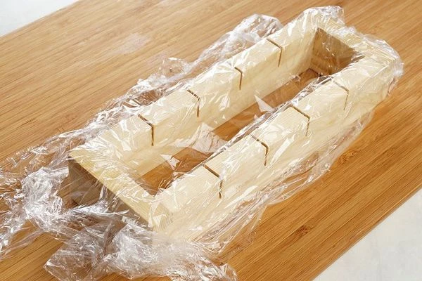 Формовку для суши (оси-бако) обернуть пищевой пленкой.