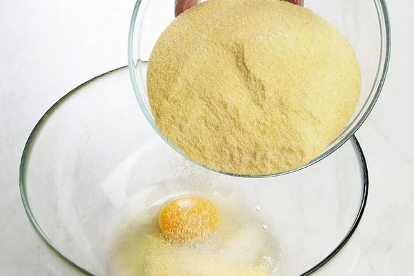 В глубокой миске смешать яйцо, соль, муку пшеничную для пасты.