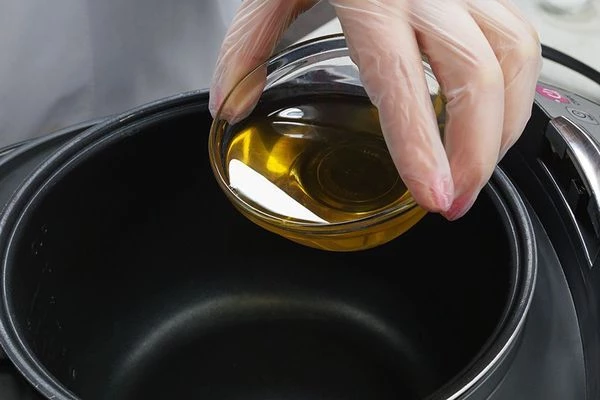 Включить мультиварку на режим "Жарка", раскалить растительное масло.