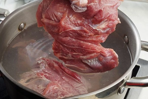 Индейку положить в холодную воду и варить до готовности мяса, периодически снимая пену. Готовое мясо переложить на противень, посолить и дайте остыть. Бульон остудить.