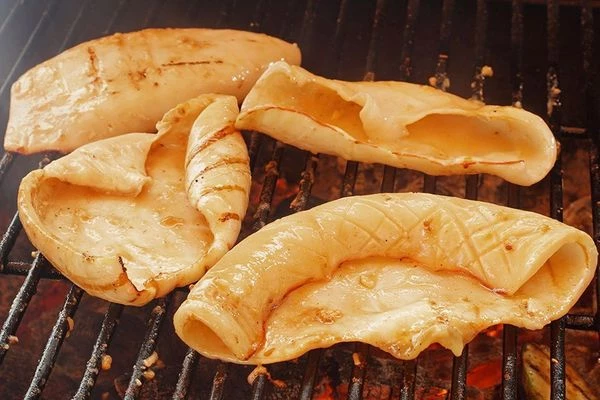 Затем обжарить кальмаров по 2-3 минуты с каждой стороны до готовности. 