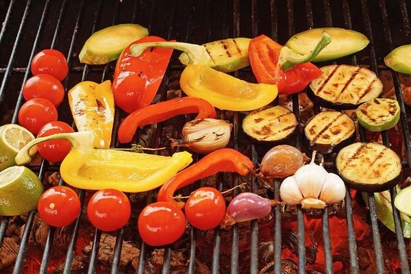 На разогретом гриле обжарить овощи гриль до румяной корочки, снять, посолить, поперчить.