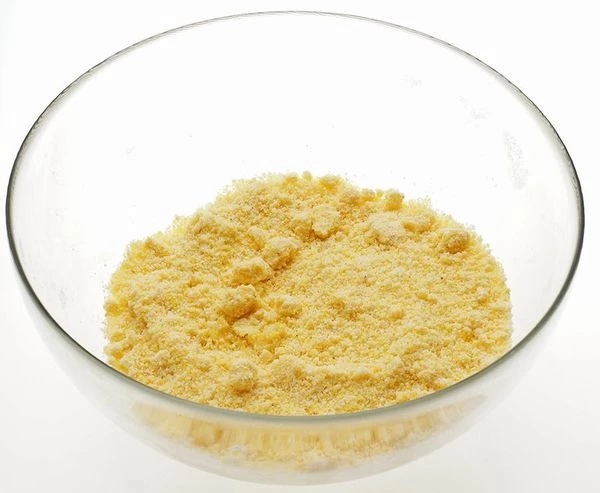 Смешать в глубокой чашке 2 вида муки, посолить, добавить масло (3 ст. л.), еще раз хорошо перемешать.