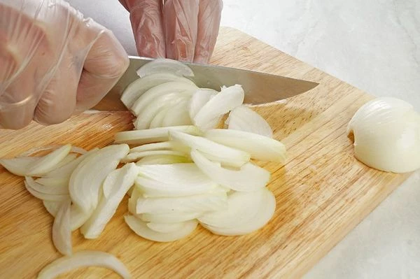 Лук нарезать соломкой.