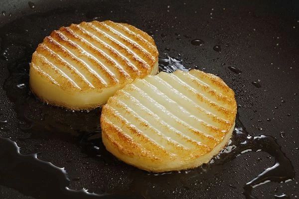 Обжарить ломтики картофеля на разогретой сковороде с растительным маслом.