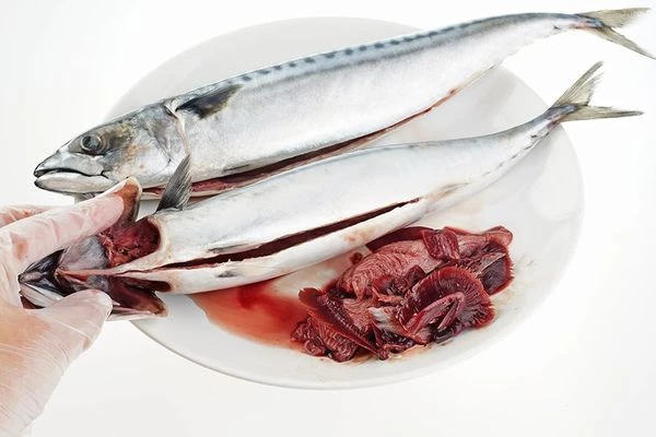 Разрезать вдоль брюшка, удалить внутренности и жабры. Промыть под проточной водой. Обсушить бумажным полотенцем.