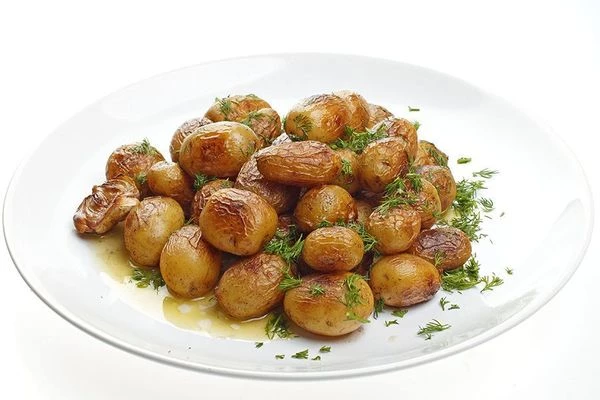 Готовый картофель посолить, поперчить, посыпать мелко нарезанным укропом.