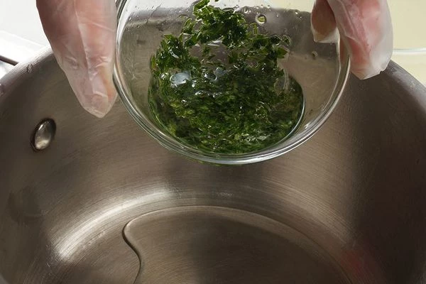 Масло, настоянное на петрушке, налить в сотейник, хорошо разогреть.