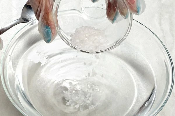 В теплой воде растворите соль.