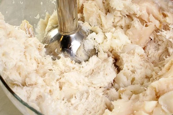 Филе трески измельчить блендером до однородной консистенции (можно прокрутить на мясорубке). Посолить, поперчить