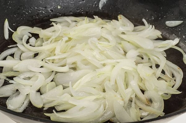 На разогретой с растительным маслом сковороде обжарить лук до золотистого цвета.