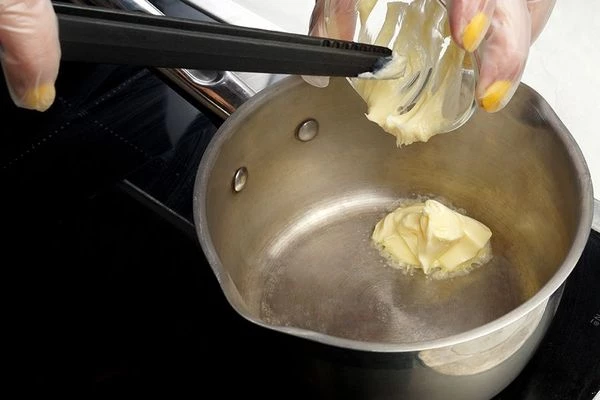 В кастрюльке растопить сливочное масло.